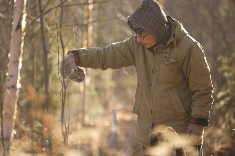 Nancy spreading Bob’s ashes. – Bild: Discovery Communications
