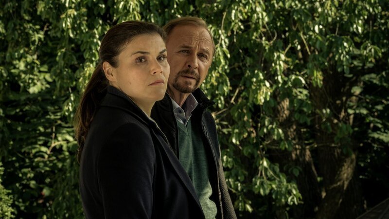 Nina Petersen (Katharina Wackernagel) und Karl Hidde (Alexander Held) haben wieder einen Fall gelöst und Stralsund etwas sicherer gemacht. – Bild: Gordon Timpen /​ ZDF Enterprises GmbH /​ Die Verwendung ist nur bei redaktioneller Berichterstattung im Rahmen einer Programmankündigung ab 2 Monate vor der ersten Auss /​ © ZDF