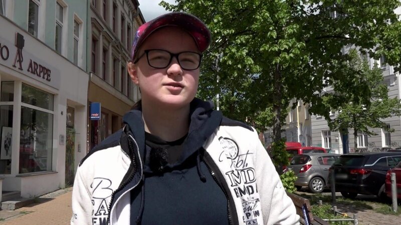 Svenja möchte bei ihrer Jugendweihe alle mit einer spektakulären Frisur überraschen. Gelingt ihr das? – Bild: RTLZWEI