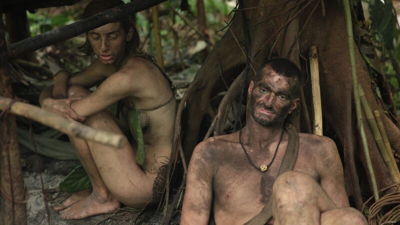 Kim and Shane resting in their shelter they built. – Bild: Discovery Communications