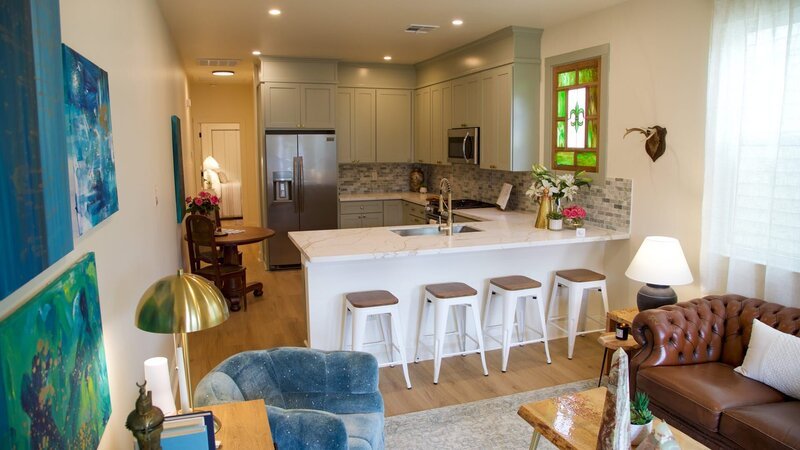 After shot of the open concept living room and kitchen at the Astrology house. Showing the massive kitchen with all the appliances, as seen on Bargain Block New Orleans, Season 1. – Bild: Warner Bros. Discovery, Inc. or its subsidiaries and affiliates.