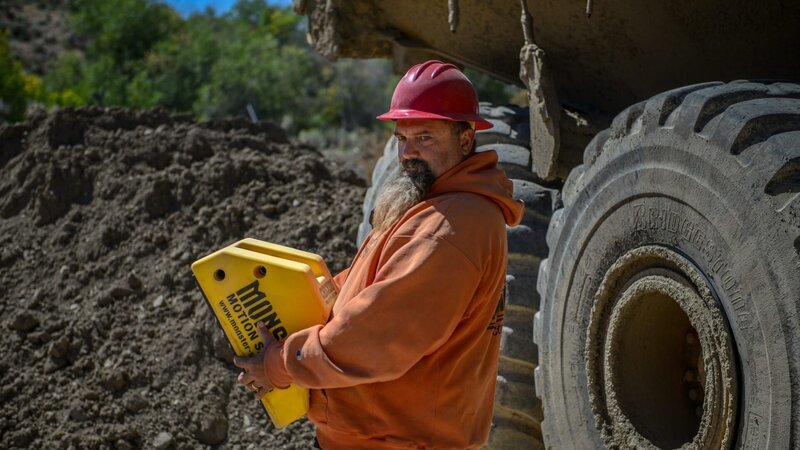 Todd Hoffman carrying a chock. – Bild: Discovery Communications