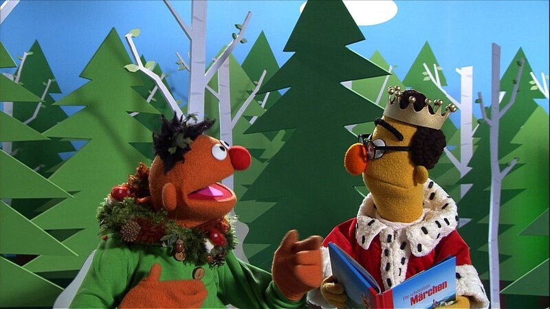 Ernie (l.) als Rumpelstilzchen, Bert (r.) als Prinzessin – Bild: NDR/​Sesame Workshop