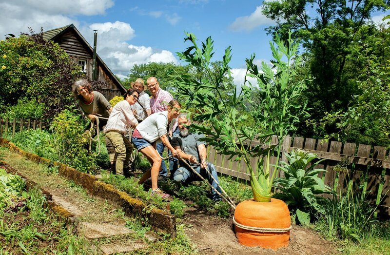 Das eigene Gemüse anzupflanzen ist für drei Hobbygärtner und drei gärtnernde Landfrauen eine Leidenschaft. Über eine Gartensaison hinweg treten sie miteinander in einen freundschaftlichen Wettbewerb und Gartenexperte Michael Ernst gibt Tipps. – Bild: SWR/​megaherz/​Uwe Ditz