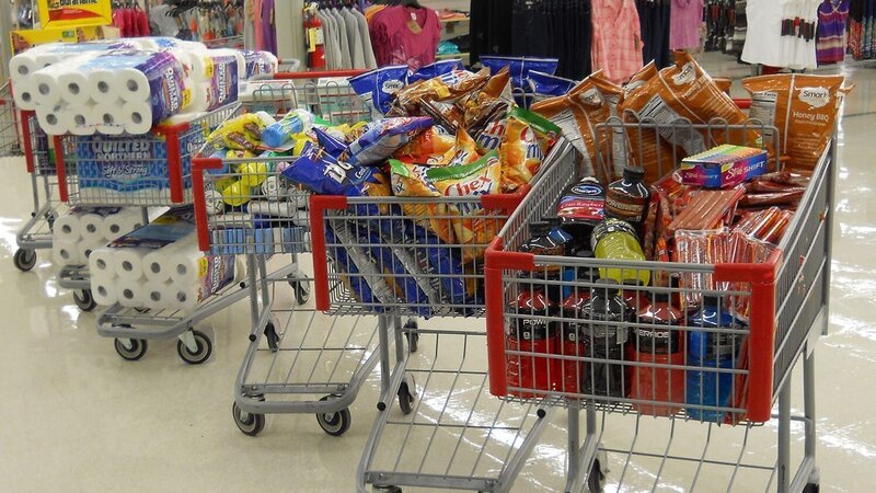 Shopping carts lined up. – Bild: Discovery Communications