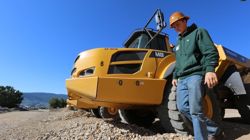 Hunter Hoffman walking past his rock truck. – Bild: Discovery Communications