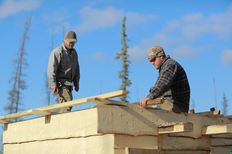 Tyler and Dustin working on smokehut. – Bild: Discovery Channel
