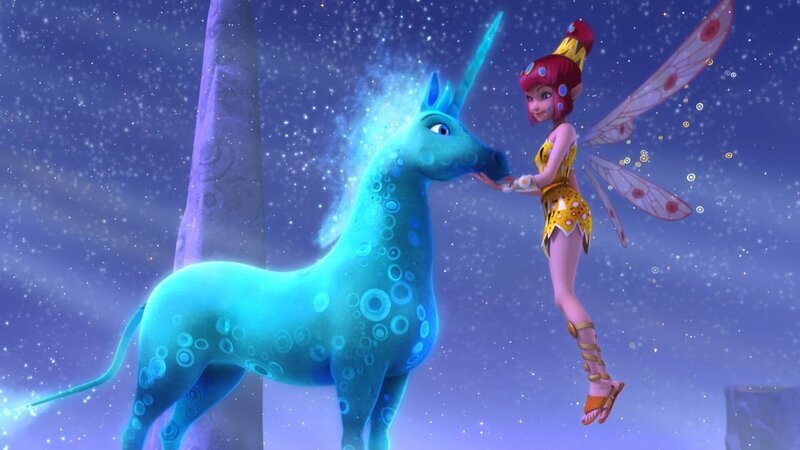 Mia ist überglücklich, das Mond-Einhorn gefunden zu haben. – Bild: PLURIMEDIA (ZDF /​ Hahn & m4e Productions)