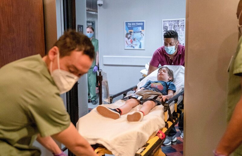 Ein kleiner Junge mit gefährlichem Hitzschlag wird ins New Amsterdam eingeliefert, nachdem Reynolds ihn aus dem Auto befreit hat. Er muss schleunigst in den OP, wo er von Reynolds behandelt wird. – Bild: ORF/​Universal/​NBC/​Virginia Sherwood