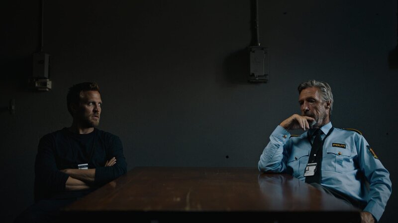 L-R: Nikolai (Tobias Santelmann) und Hans Olav (Bjørn Skagestad) – Bild: Sky Atlantic HD /​ Eirik Evjen