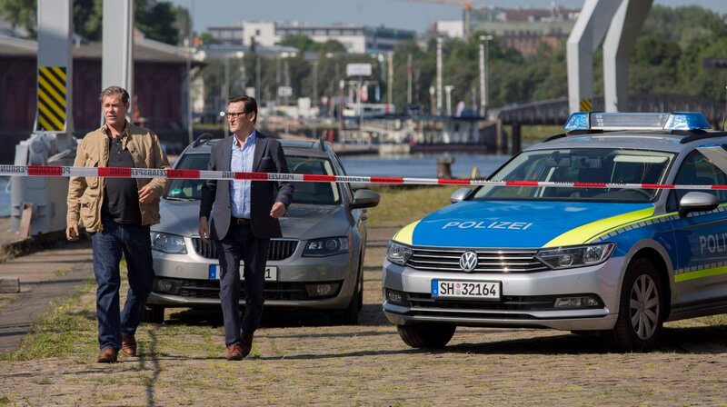 Die Ermittler Finn Kiesewetter (Sven Martinek, l.) und Lars Englen (Ingo Naujoks, r.) auf dem Weg zum Tatort. – Bild: ARD/​Georges Pauly