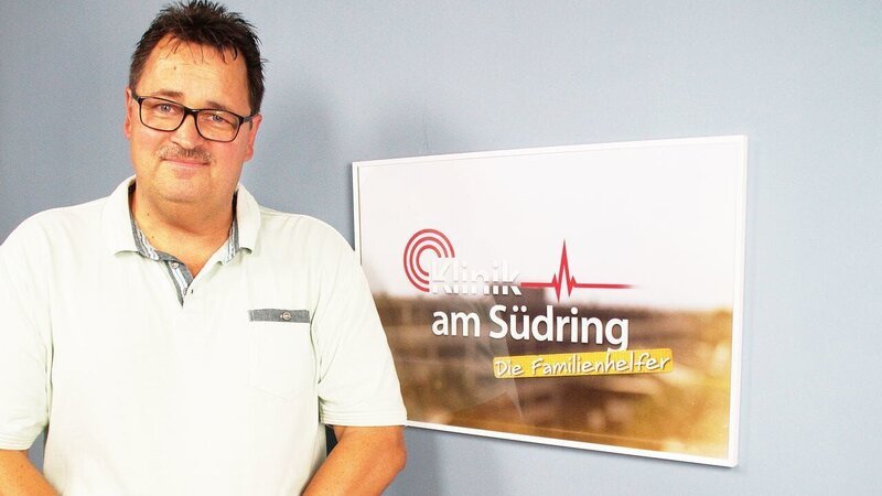 Paul Böhm Leitet mit seiner Frau eine Kita. Paul und seine Frau Melina lieben Kinder so sehr, dass sie eine eigene kleine Kita aufgebaut haben. Hier betreuen sie auch Kids mit körperlichen oder geistigen Beeinträchtigungen. Paul weiß: Wenn Kinder ein Handicap haben, liegt das Problem oft bei den Eltern – was die meist nicht wahrhaben wollen. Deshalb bezieht er in seine Arbeit auch die Mütter und Väter aktiv mit ein. – Bild: Sat.1