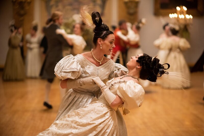 l-r: Anne Lister (Suranne Jones), Miss Sophie Ferrall (Stephanie Hyam) – Bild: HBO
