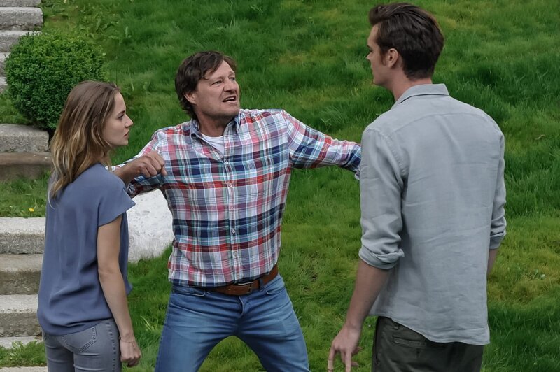 Als Jakob Wimmer (Harald Windisch, M.) von dem Seitensprung seiner Frau Sabine mit Kathis (Cosima Lehninger, l.) Freund Tobias Ritter (Sebastian Fräsdorf, r.) erfährt, sieht er rot. – Bild: ZDF und Stefanie Leo