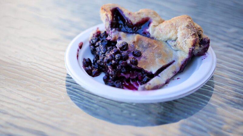 Maines berühmter Blaubeerkuchen, serviert in der „Two Fat Cats Bakery“ in Portland, Maine – Bild: ORF/​Warner/​The Travel Channel