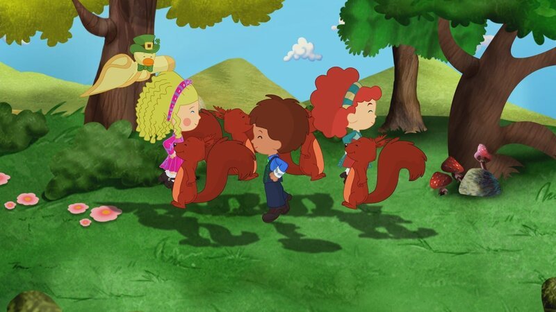 Zoé, Tanja und Finn lernen in Irland einen Leprechaun kennen. Er kann sein Gold nicht mehr finden, weil die Sonne ihm solange keinen Regenbogen schenken will, bis er tanzt. – Bild: KiKA/​Mike Young