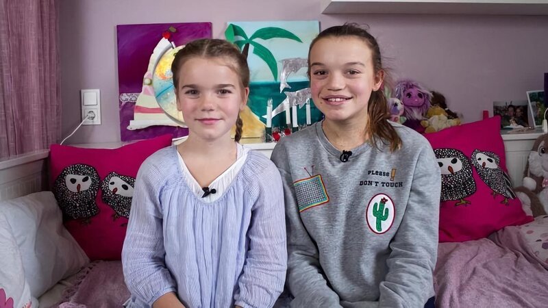 Carolina und Carlotta zeigen Sanna das Luciafest. – Bild: SWR/​Achim Seeger