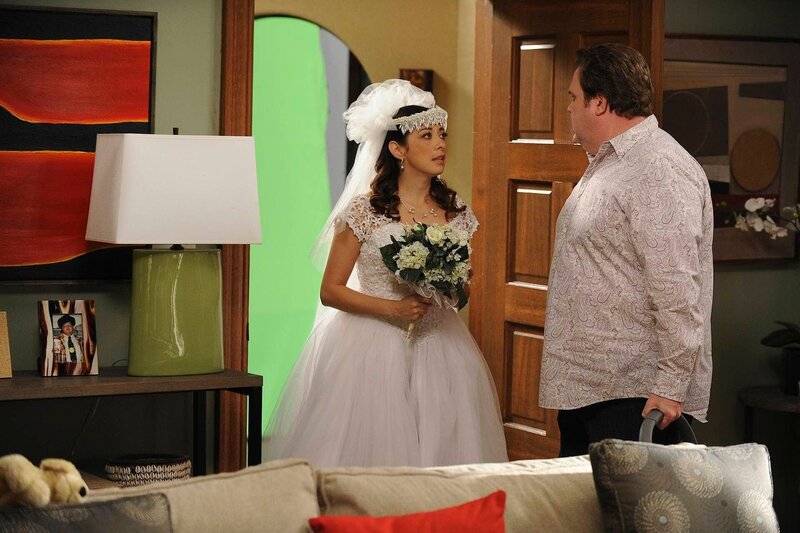 Marina Valle (Braut), Eric Stonestreet (Cameron Tucker). – Bild: Universal TV