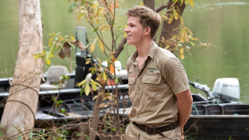 Robert Irwin standing near riverbank edge. – Bild: Kate Berry /​ Kate Berry /​ Australia Zoo /​ Photobank: 37302_ep308_015.jpg /​ Kate Berry /​ Australia Zoo