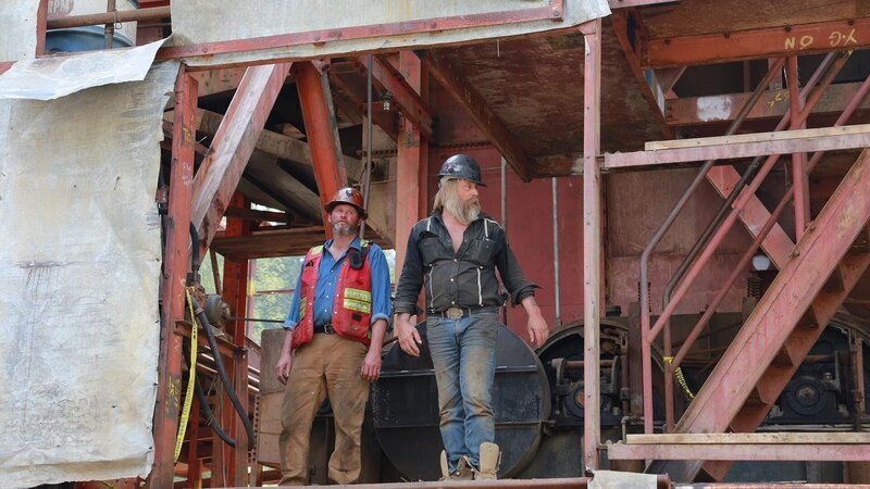 Tony Beets and Sheamus Christie checking the dredge. – Bild: Discovery Communications