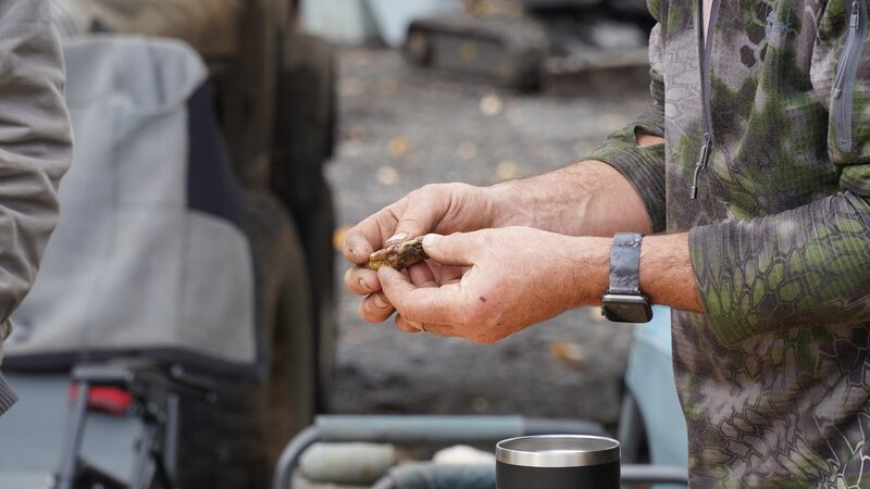 Man holding a gold nugget. – Bild: Warner Bros. Discovery