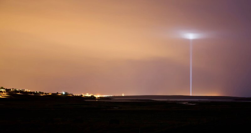 Beam of light glowing in rural landscape – Bild: Thorsten Henn /​ Getty Images /​ the Agency Collection