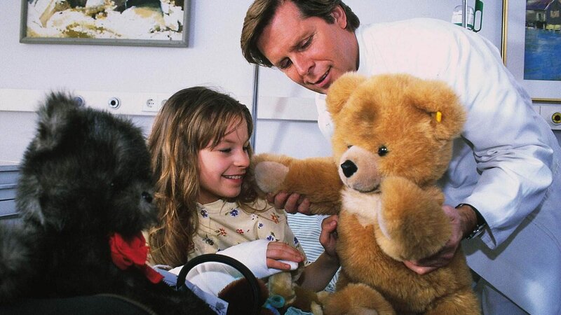 Dr. Stefan Frank (Sigmar Solbach) verwöhnt seine Tochter Iris (Jana Kilka) nach ihrer dramatischen Rettungsaktion mit Geschenken. – Bild: MG RTL D