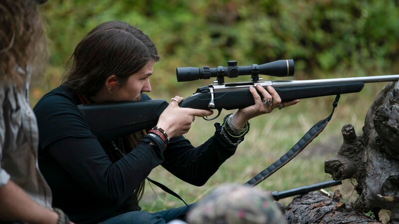 Bird Brown aiming gun. – Bild: Discovery Communications