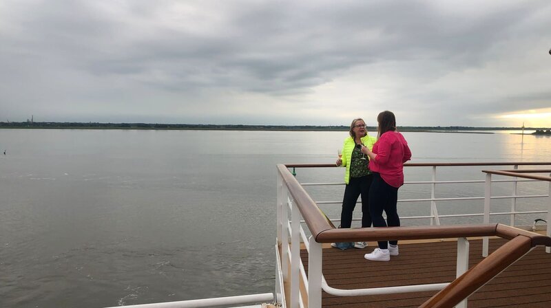 Die „Prinzessin“ in Bremerhaven/​Deutschland. Auslaufen auf Deck 12 mit den Passagierinnen Ina und Petra Mahlberg (Mutter und Tochter). – Bild: BR/​Bewegte Zeiten Filmproduktion GmbH