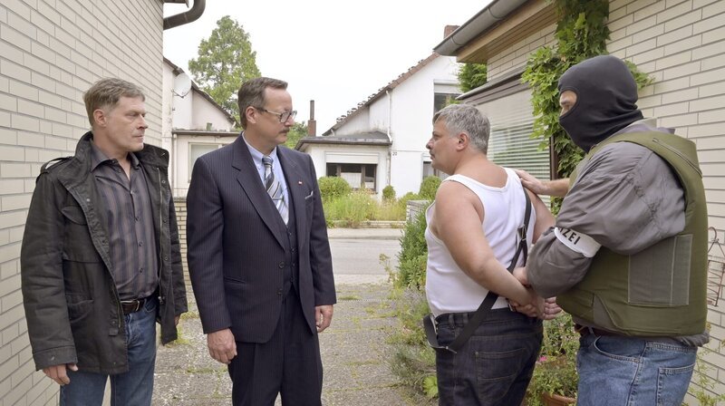 Thomas Bethge (2.v.l.) bei der Festnahme – Bild: NDR/​ConradFilm, Bavaria Fiction 2020/​Christiane Pausch