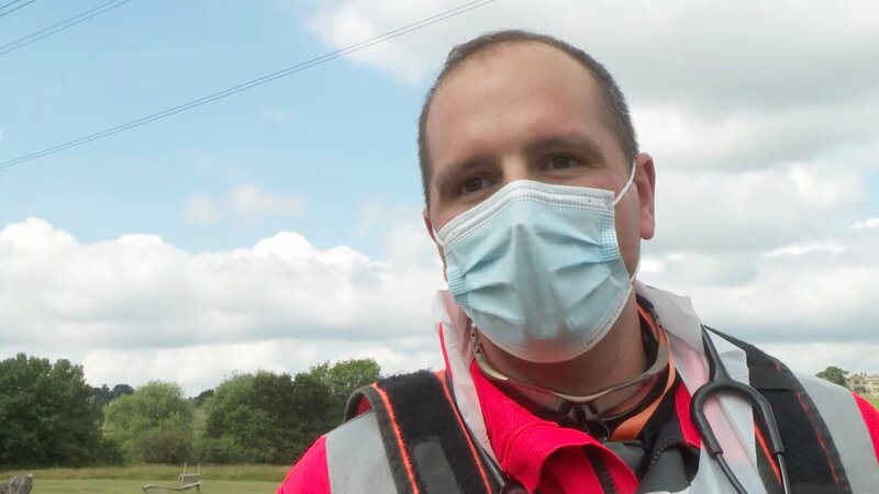 Dr Jonny Scrimshaw giving an IV to camera on patient’s condition and transfer to hospital – Bild: Discovery, Inc.
