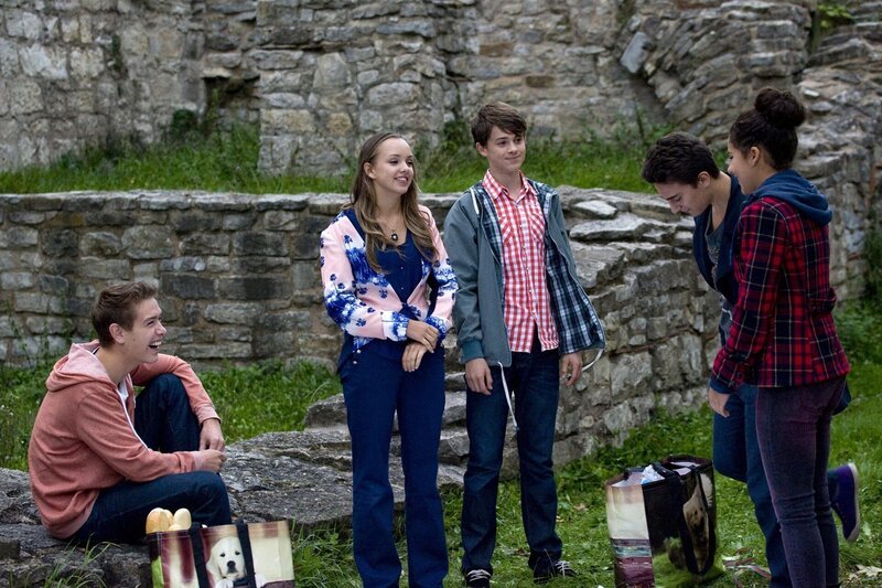 Partyvorbereitungen mit (v.l.n.r.) Nils (Jacob Körner), Constanze (Henrieke Fritz), Jonny (Paul Hartmann), Thommy (Lucas Leppert) und Daphne (Johna Fontaine). – Bild: MDR/​Katharina Simmet