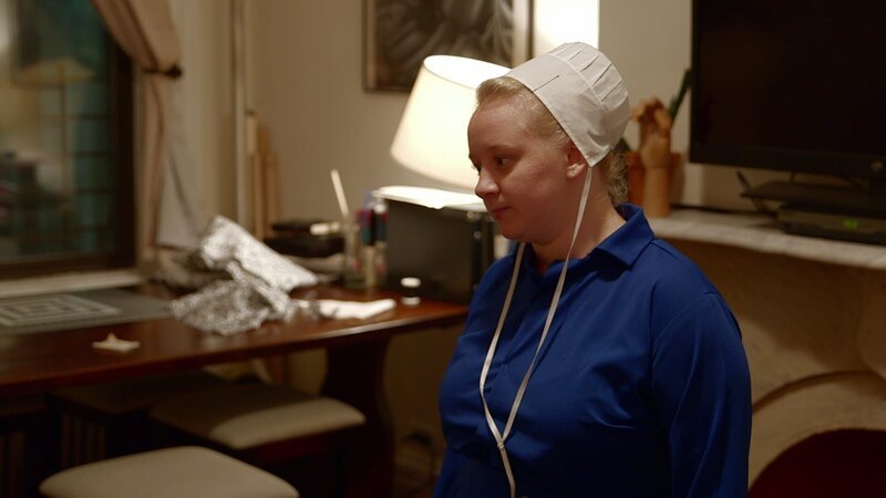 Esther Schmucker talks to Rebecca Schmucker at Kate Stoltz’s apartment. – Bild: Discovery Communications