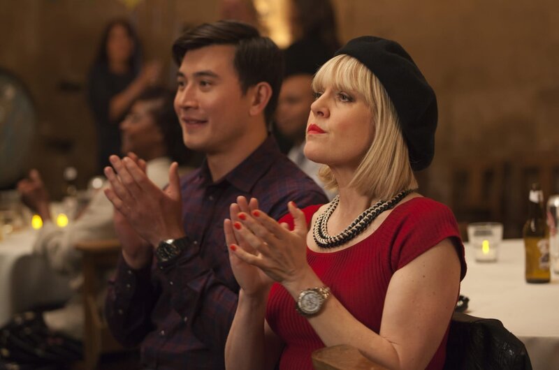 DC Bill Wong (Matt McCooey) genießt den Scheunenball im Dorf, doch Agatha Raisin (Ashley Jenson) rätselt immer noch, wer Jimmy getötet hat. Sie hat die neuen Einwohner des Dorfes im Visier. – Bild: port.hu