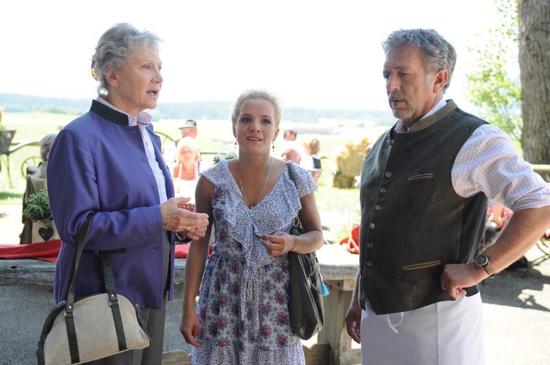 (v.l.n.r.) Hildegard (Antje Hagen); Tanja (Judith Hildebrandt); Julius (Michele Oliveri) – Bild: ARD /​ Jo Bischoff