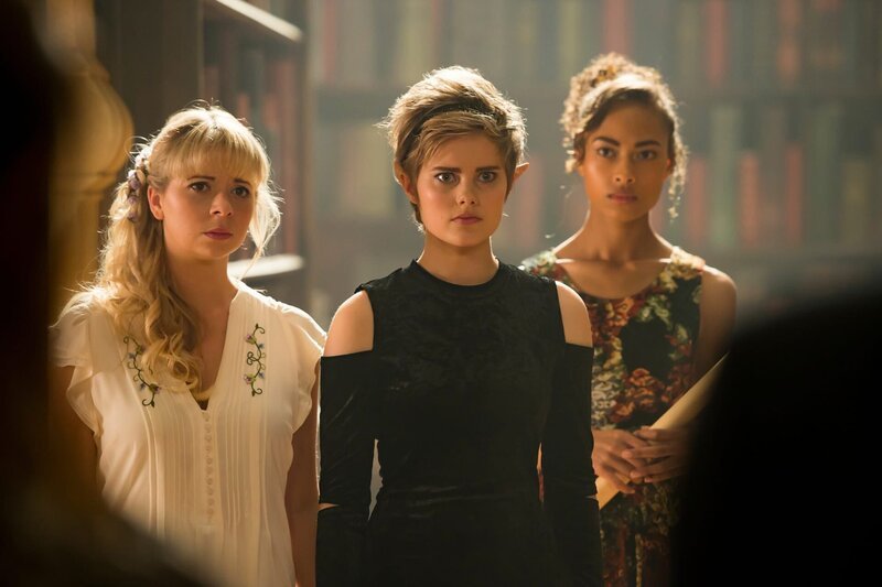 Lily (Mia Milnes, von links), Imogen (Elizabeth, Cullen, Mitte) und Ruksy (Rainbow Wedell, rechts) setzen sich für Kyra ein. Sie wollen die Erwachsenen davon überzeugen, dass Kyra trotz ihrer besonderen magischen Kräfte nicht gefährlich ist. – Bild: ZDF/​Jonathan M. Shiff Productions/​Screen Queensland