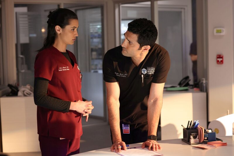 (l-r) Sophia Ali als Dr. Zola Ahmad, Dominic Rains als Dr. Crockett Marcel – Bild: NBC /​ UNIVERSAL
