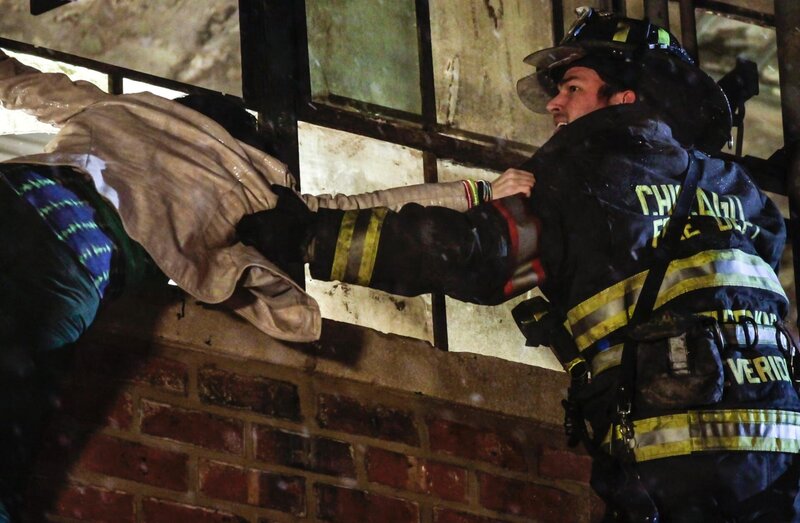 Riskiert sein Leben im Einsatz: Kelly (Taylor Kinney, r.) an der Feuerfront … – Bild: NBC UNIVERSAL MEDIA, LLC