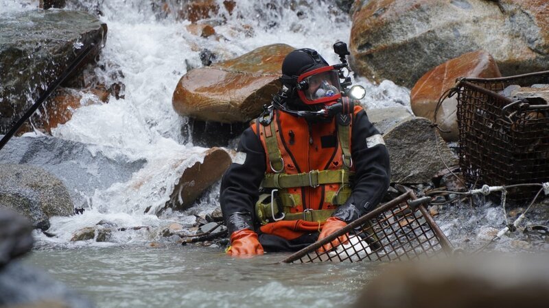 Paul Richardson in dive suit tries to warm up – Bild: Discovery Channel