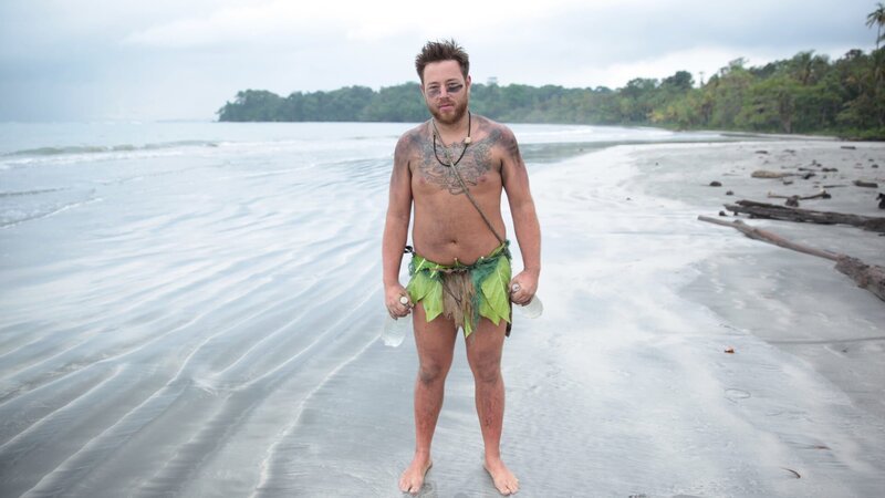 Clint standing on the beach in Panama. – Bild: Discovery Communications