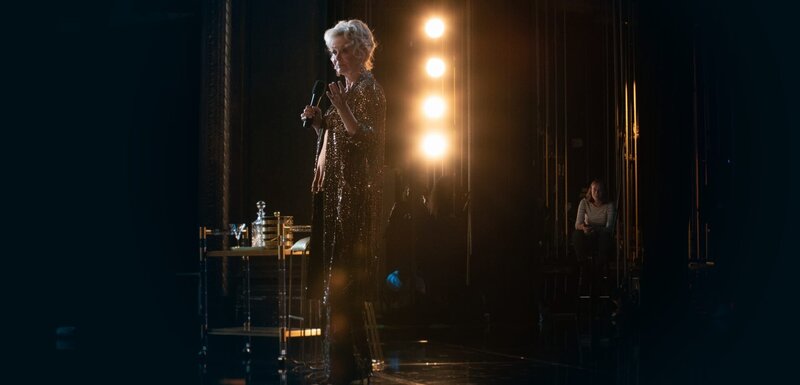 Ava (Hannah Einbinder, im Hintergrund) hat neue Witze für Deborahs Show geschrieben und fiebert dem Moment entgegen, in dem die gefeierte Comedian (Jean Smart) ihre Pointen vor Publikum präsentiert. – Bild: ZDF