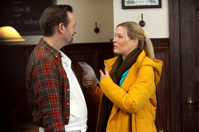 Vera (Sybille Waury) ist verletzt, als Gregor (Holger Matthias Wilhelm) ihr unterstellt, eine Besserwisserin zu sein. – Bild: Marco Orlando Pichler /​ BR