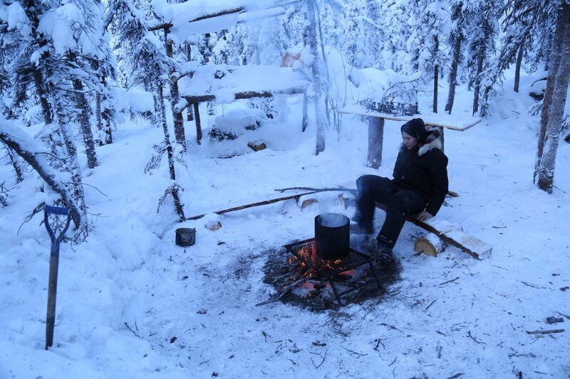 Krin Nelson making a fire. – Bild: Discovery Communications