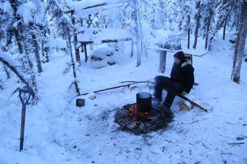 Krin Nelson making a fire. – Bild: Discovery Communications