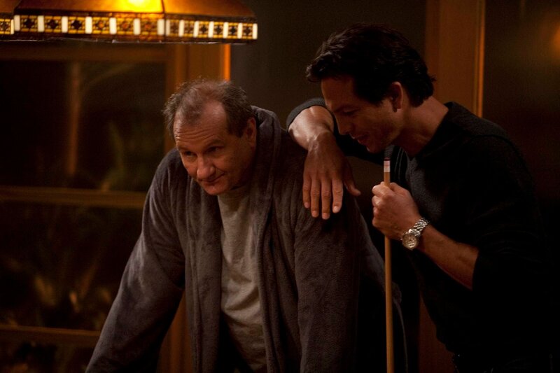 Nach anfänglicher Ablehnung versteht sich Jay (Ed O’Neill, l.) mit Mannys leiblichem Vater Javier (Benjamin Bratt) immer besser. – Bild: Universal TV