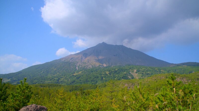Die Insel Kyushu liegt auf einem aktiven Erdbebengürtel – bedeckt von vulkanischen Gebirgszügen und heißen Quellen. – Bild: Quintus Media GmbH/​ WeltN24 GmbH