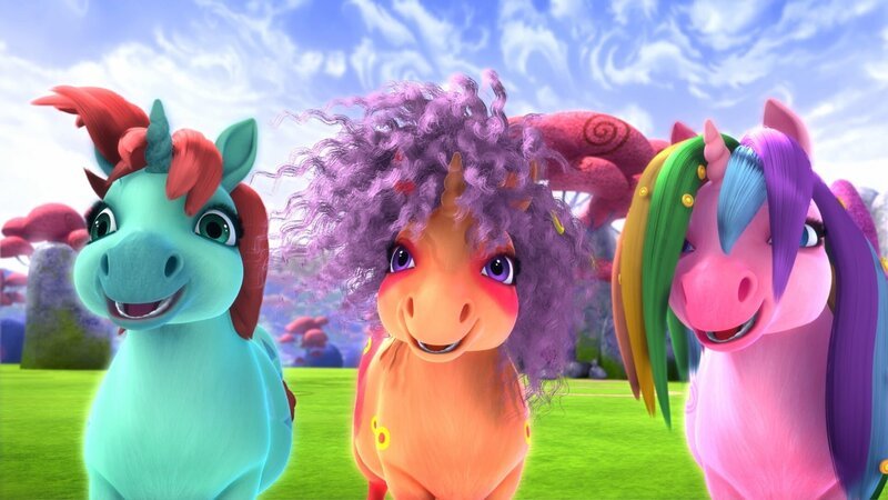 Das rätselhafte Wesen, dessen Fußspuren die Elfen fanden, stellt sich als eine kleine Gruppe von Pony-Einhörnern heraus. – Bild: ZDF/​2017 Hahn & m4e Productions