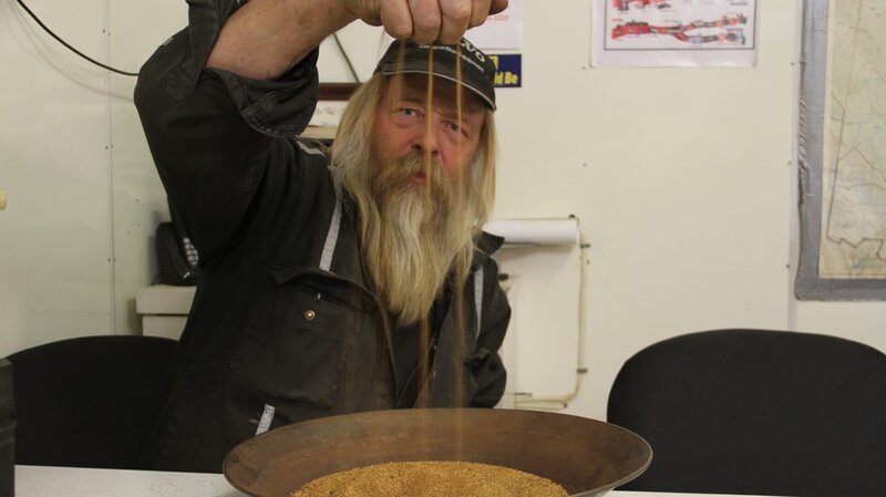 Tony Beets looks at the gold. – Bild: Discovery Communications