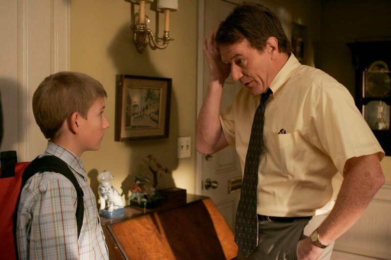 Können nicht verstehen was mit Lois los ist: Dewey (Erik Per Sullivan, l.) und Hal (Bryan Cranston, r.) … – Bild: ViacomCBS