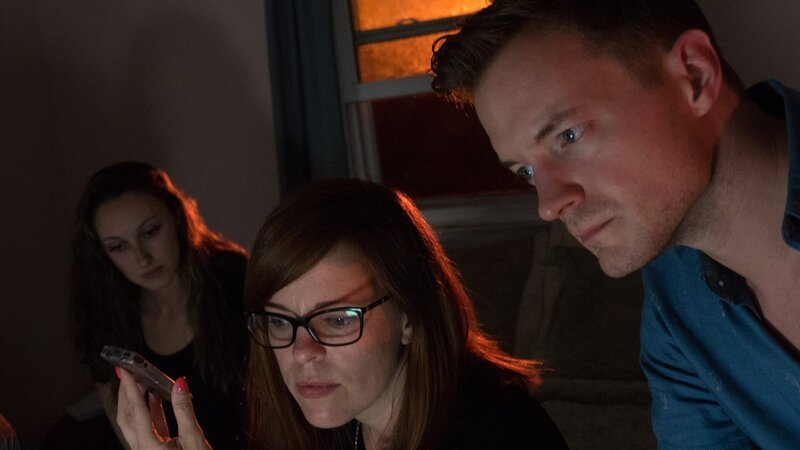 Amy, Adam and the homeowners listen to recordings. – Bild: Discovery Communications
